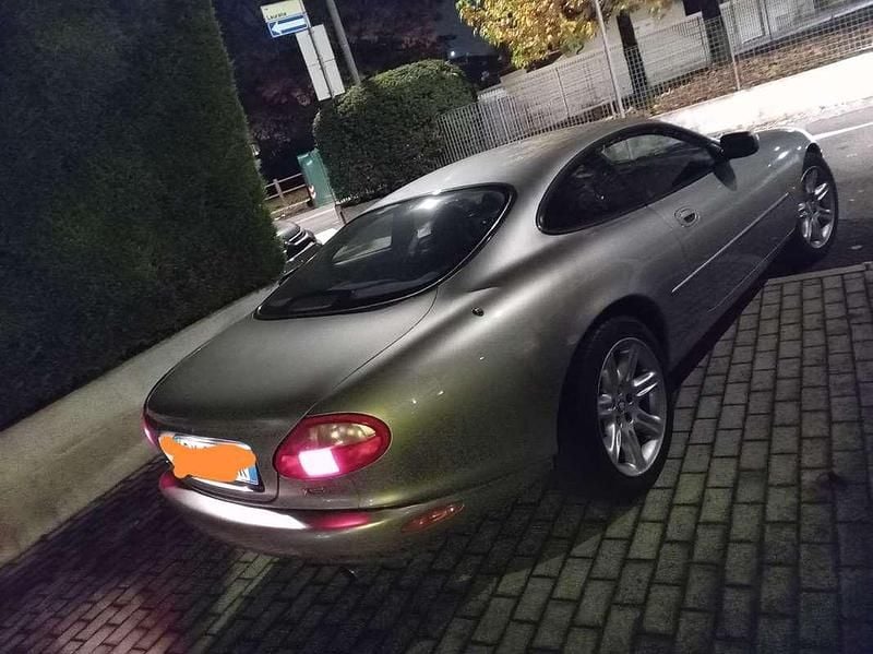 Usata Jaguar XK8 284 CV (208 kW) 2000 Argento Coupé