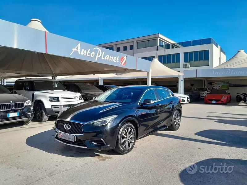 Usata Infiniti Q30 Business 108 CV (79 kW) 2016 Nero Berlina