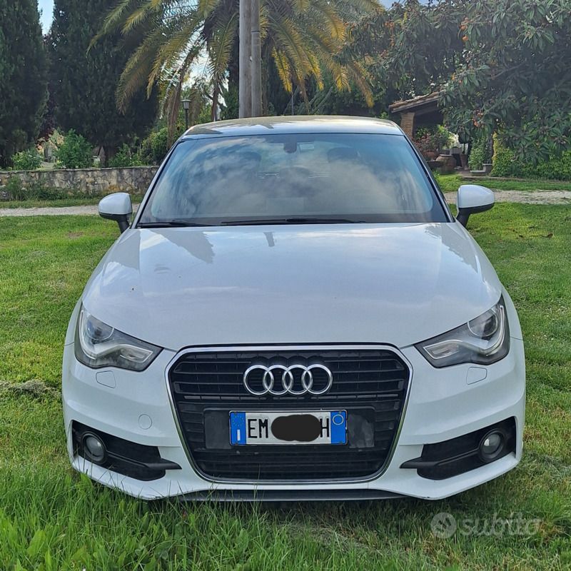 Bianco Usata 2012 Audi A1 Attraction Due volumi | 11.000 € (Buon prezzo) - Immagine 1/4