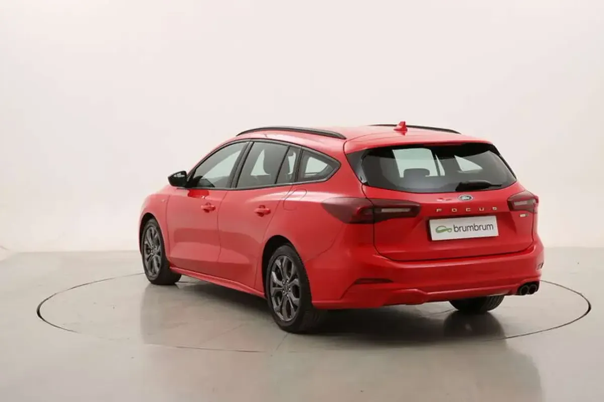 Usado Ford Focus ST-Line 125 CV (91 kW) 2023 Rojo Familiar