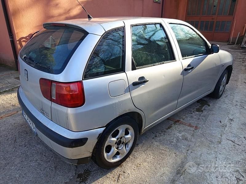 Usata Seat Ibiza 68 CV (50 kW) 2001 Grigio Utilitaria