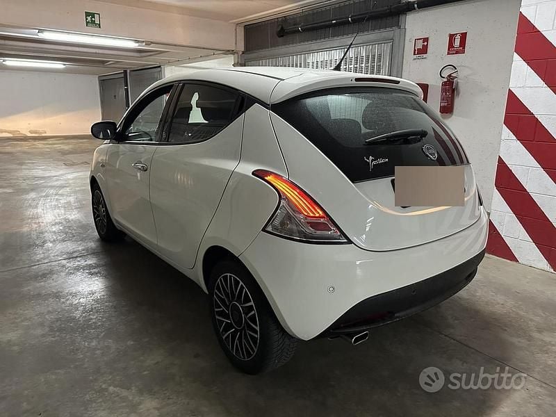 Usata Lancia Ypsilon 95 CV (69 kW) 2015 Bianco Utilitaria