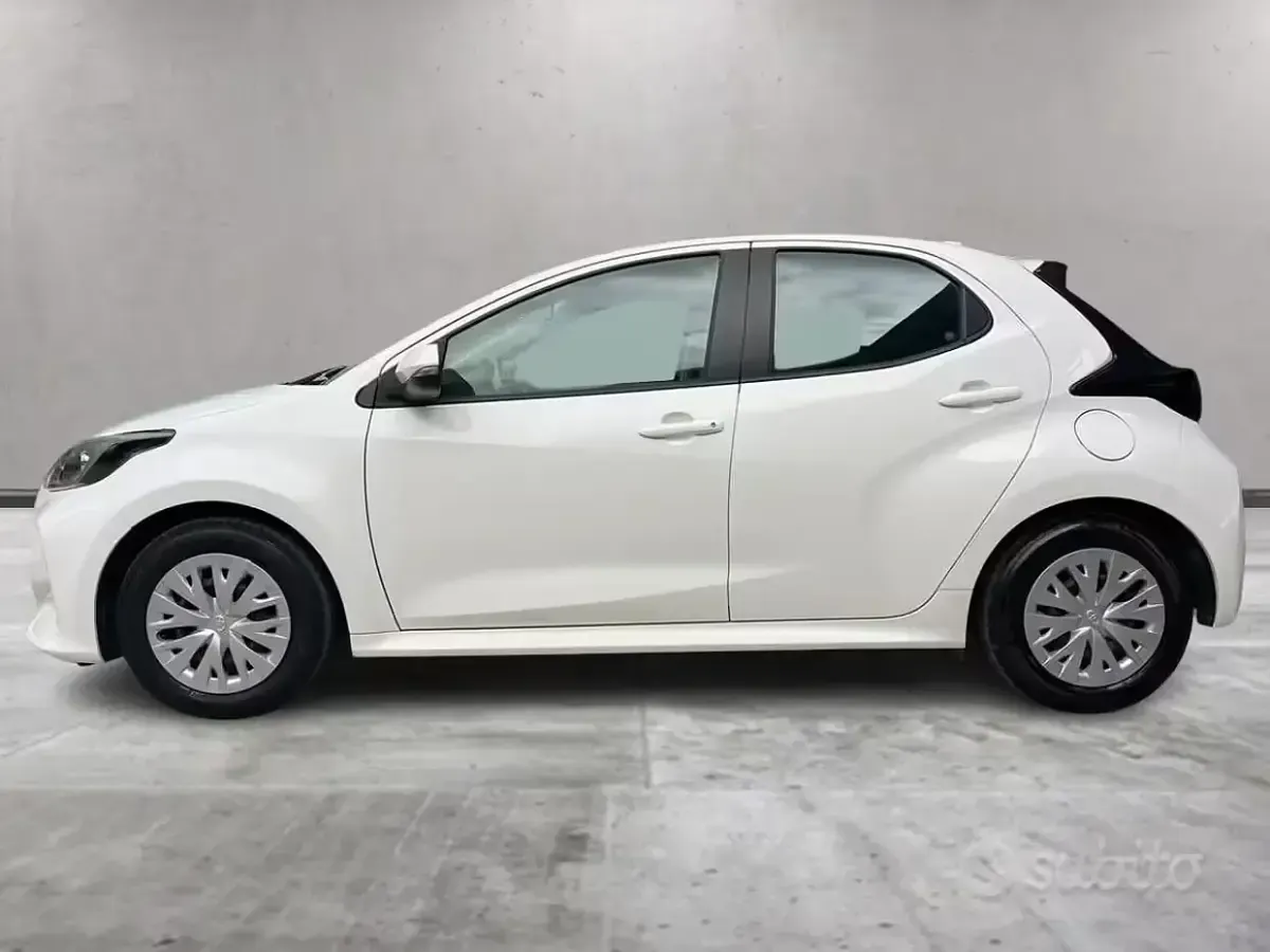 Usata Toyota Yaris Hybrid Active 92 CV (67 kW) 2022 Bianco Berlina