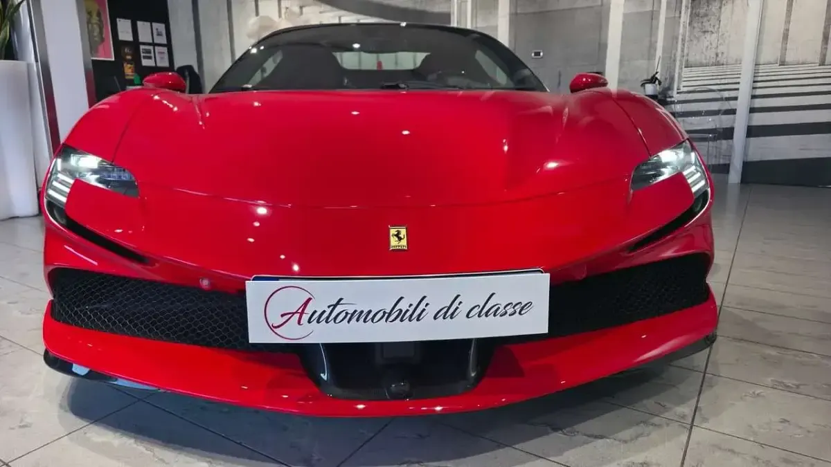 Nuova Ferrari SF90 797 CV (586 kW) 2025 Colore rosso corsa ds 322 Cabrio