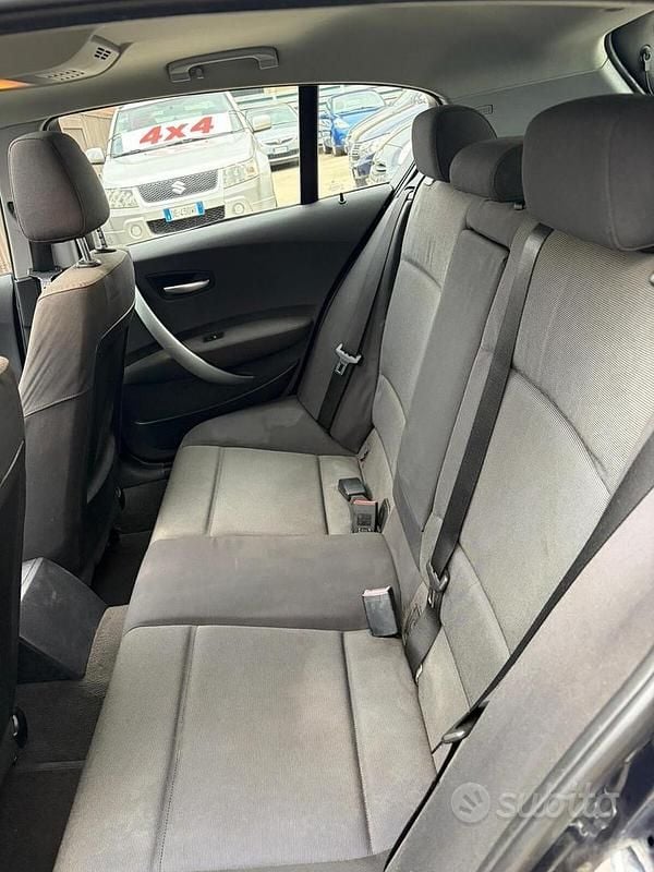 Usata BMW 118 122 CV (89 kW) 2007 Nero Utilitaria