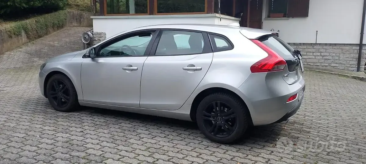 Usata Volvo V40 120 CV (88 kW) 2018 Grigio Station wagon