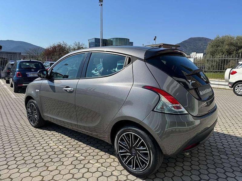 Usata Lancia Ypsilon Silver 69 CV (50 kW) 2023 Argento Utilitaria