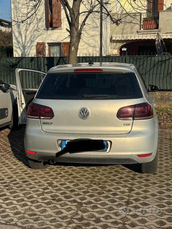 Grigio Usata 2010 VW Golf VI Tre volumi | 3200 € (Buon prezzo) - Immagine 1/4