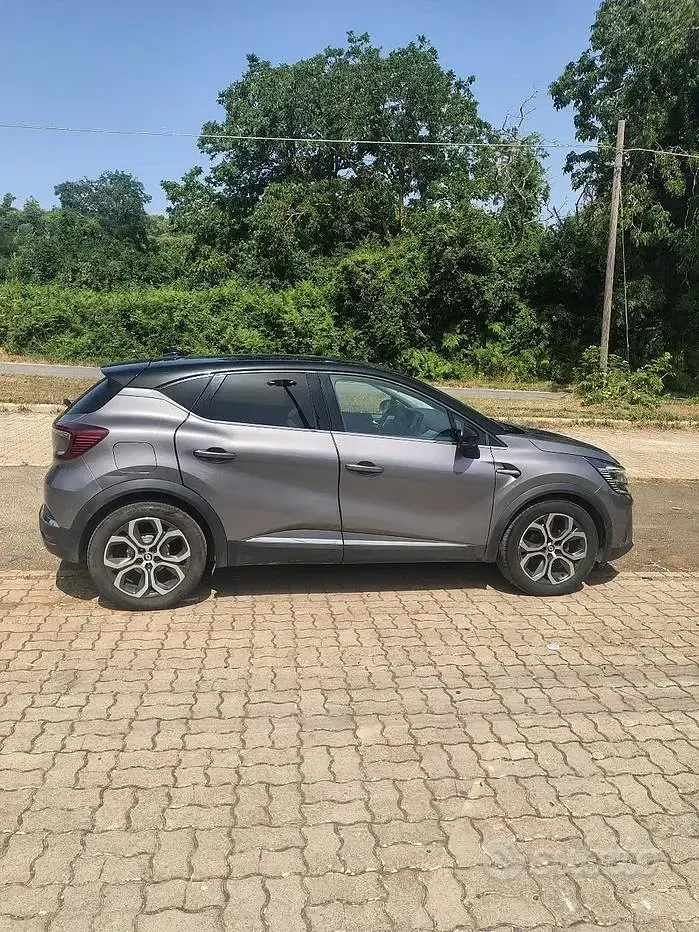 Usata Renault Captur 101 CV (74 kW) 2023 Grigio SUV