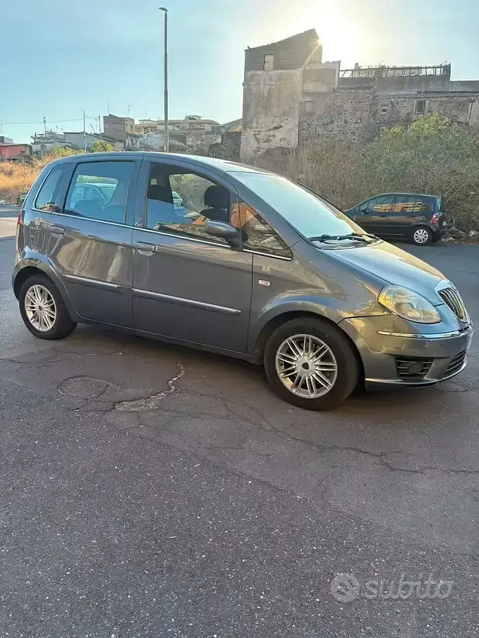 Usata Lancia Musa 90 CV (66 kW) 2009 Grigio Monovolume
