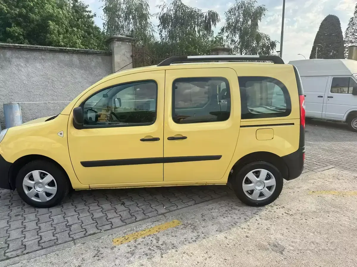 Usata Renault Kangoo 102 CV (75 kW) 2010 Giallo Monovolume