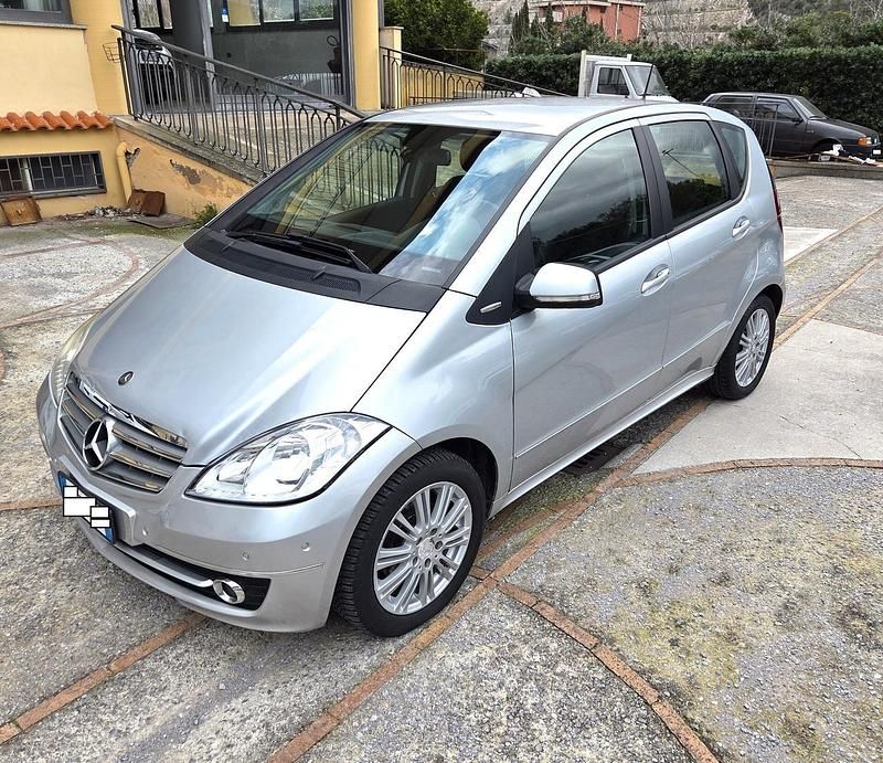 Usata Mercedes A180 Elegance 108 CV (79 kW) 2009 Argento Berlina