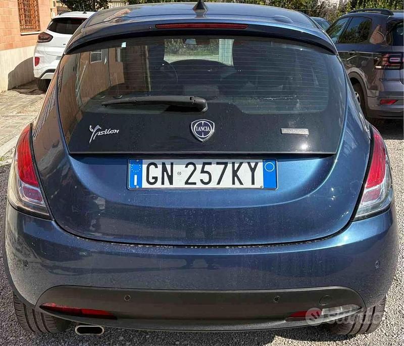 Usata Lancia Ypsilon Gold 69 CV (50 kW) 2023 Blu/azzurro Utilitaria