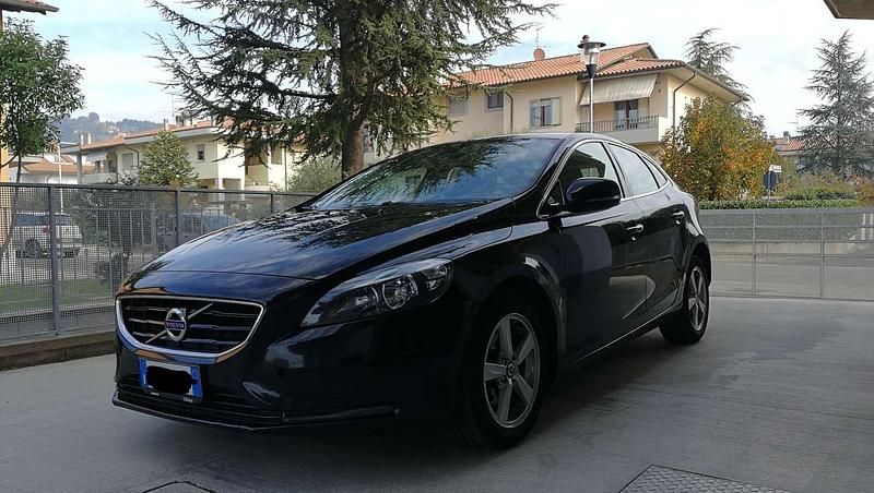 Usata Volvo V40 Momentum 114 CV (83 kW) 2012 Nero Berlina