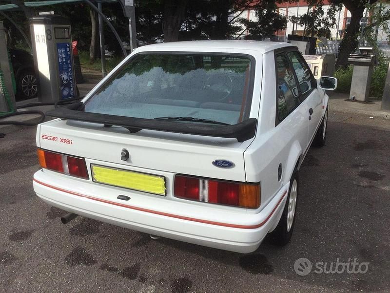 Usata Ford Escort 102 CV (75 kW) 1988 Bianco Berlina