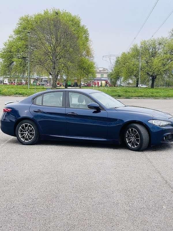Usata Alfa Romeo Giulia Super 150 CV (110 kW) 2017 Blu/azzurro Berlina