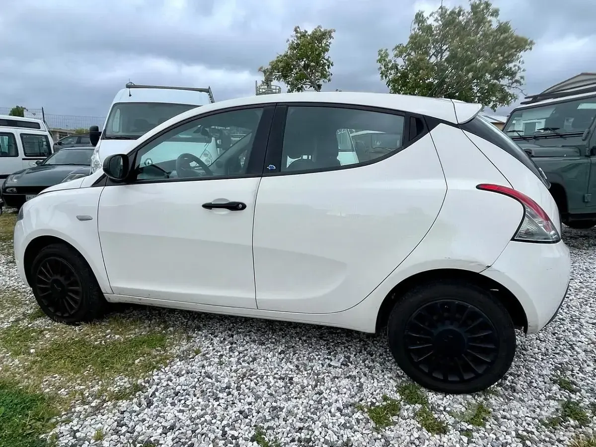 Usata Lancia Ypsilon Gold 69 CV (50 kW) 2018 Bianco Utilitaria