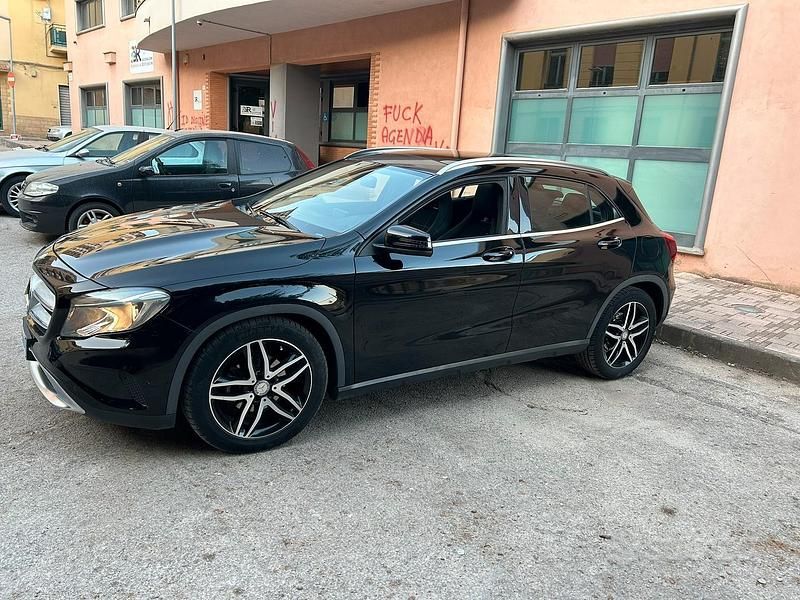 Usata Mercedes A180 109 CV (80 kW) 2016 Nero SUV