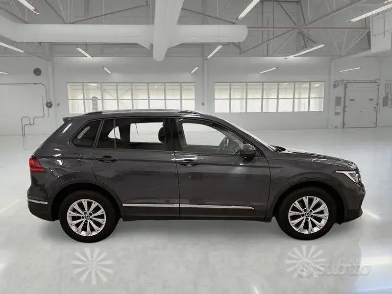Usata VW Tiguan Life 122 CV (89 kW) 2022 Grigio SUV