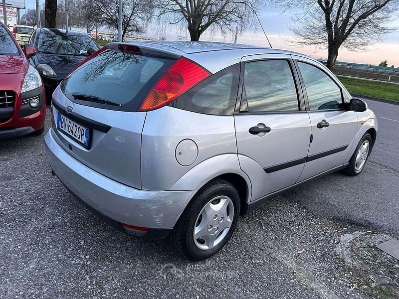 Usata Ford Focus Ghia 101 CV (74 kW) 2001 Grigio Berlina