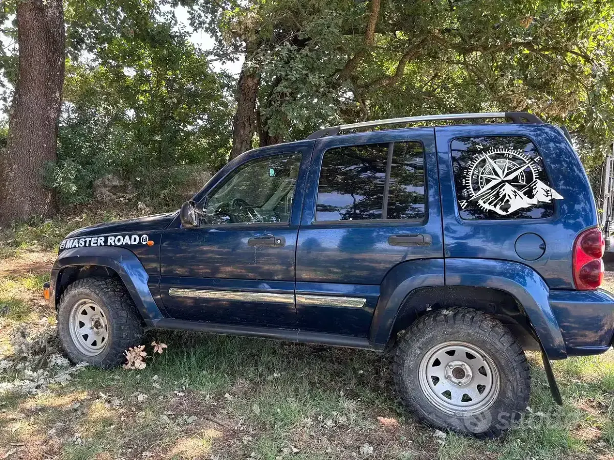 Usata Jeep Cherokee 163 CV (119 kW) 2005 Bluazzurro SUV