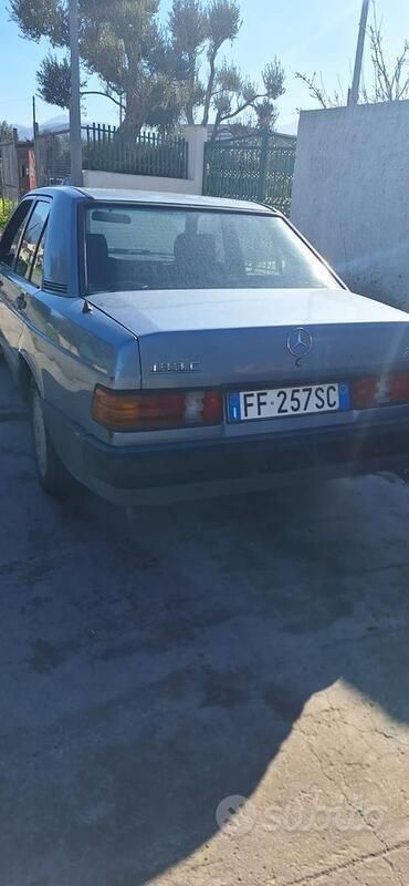 Usata Mercedes 190 90 CV (66 kW) 1984 Grigio Berlina