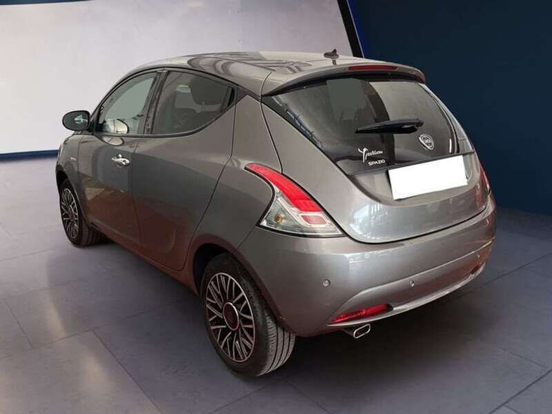 Usata Lancia Ypsilon Gold 70 CV (51 kW) 2021 Grigio Utilitaria