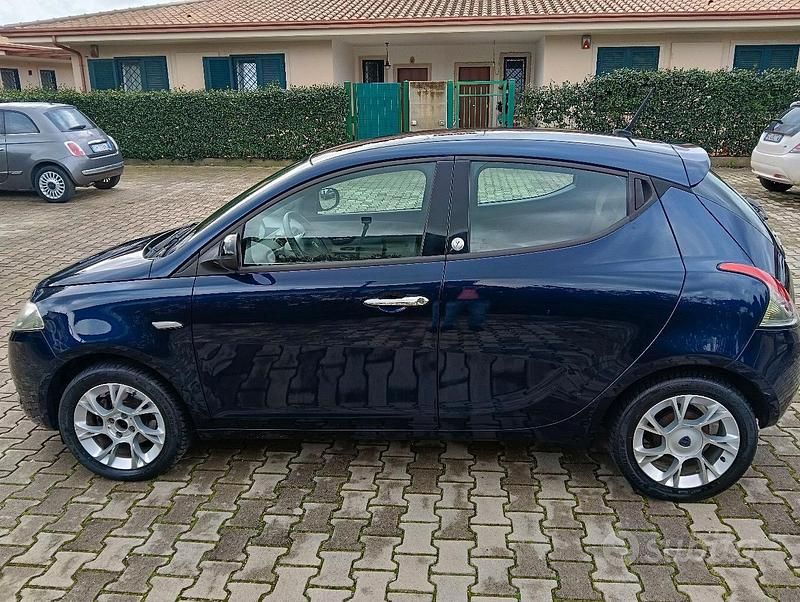 Usata Lancia Ypsilon 69 CV (50 kW) 2015 Blu Utilitaria