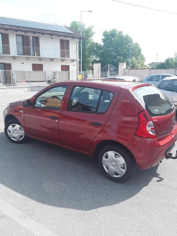 Arancione Usata 2012 Dacia Sandero Due volumi | 3500 € (Ottimo prezzo) - Immagine 1/4