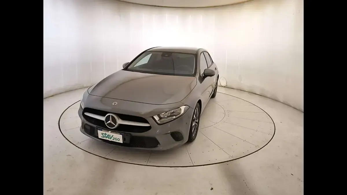 Usata Mercedes A160 Executive 109 CV (80 kW) 2021 Grigio scuro met. Utilitaria