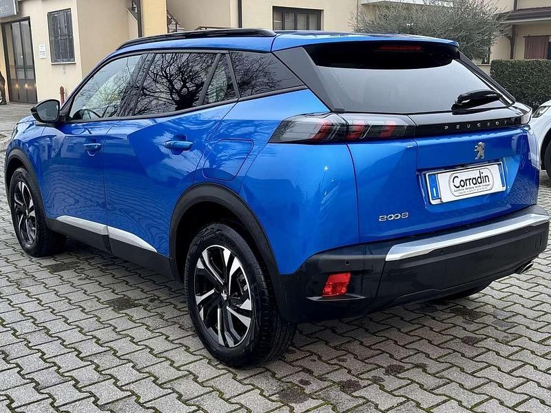 Usata Peugeot 2008 Allure 131 CV (96 kW) 2023 Blu metallizzato SUV