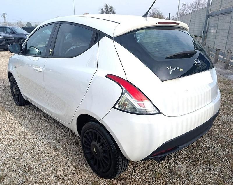 Usata Lancia Ypsilon 69 CV (50 kW) 2015 Bianco Utilitaria