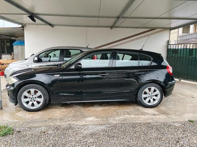 Usata BMW 118 122 CV (89 kW) 2006 Nero Utilitaria