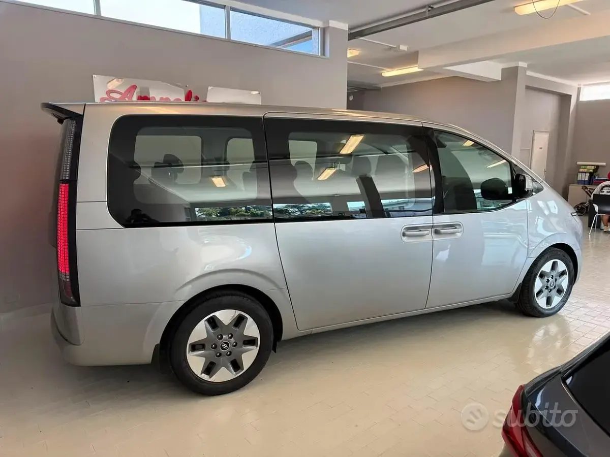 Usata Hyundai Staria 177 CV (130 kW) 2024 Argento Monovolume