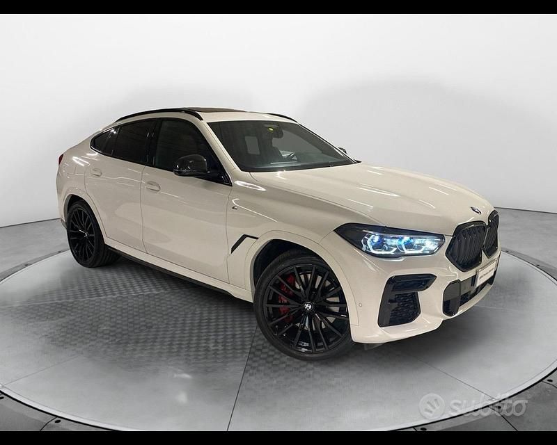 Usata BMW X6 M Sport 340 CV (250 kW) 2022 Alpinweiss iii pastello SUV