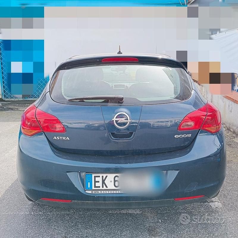 Usata Opel Astra 110 CV (80 kW) 2012 Berlina