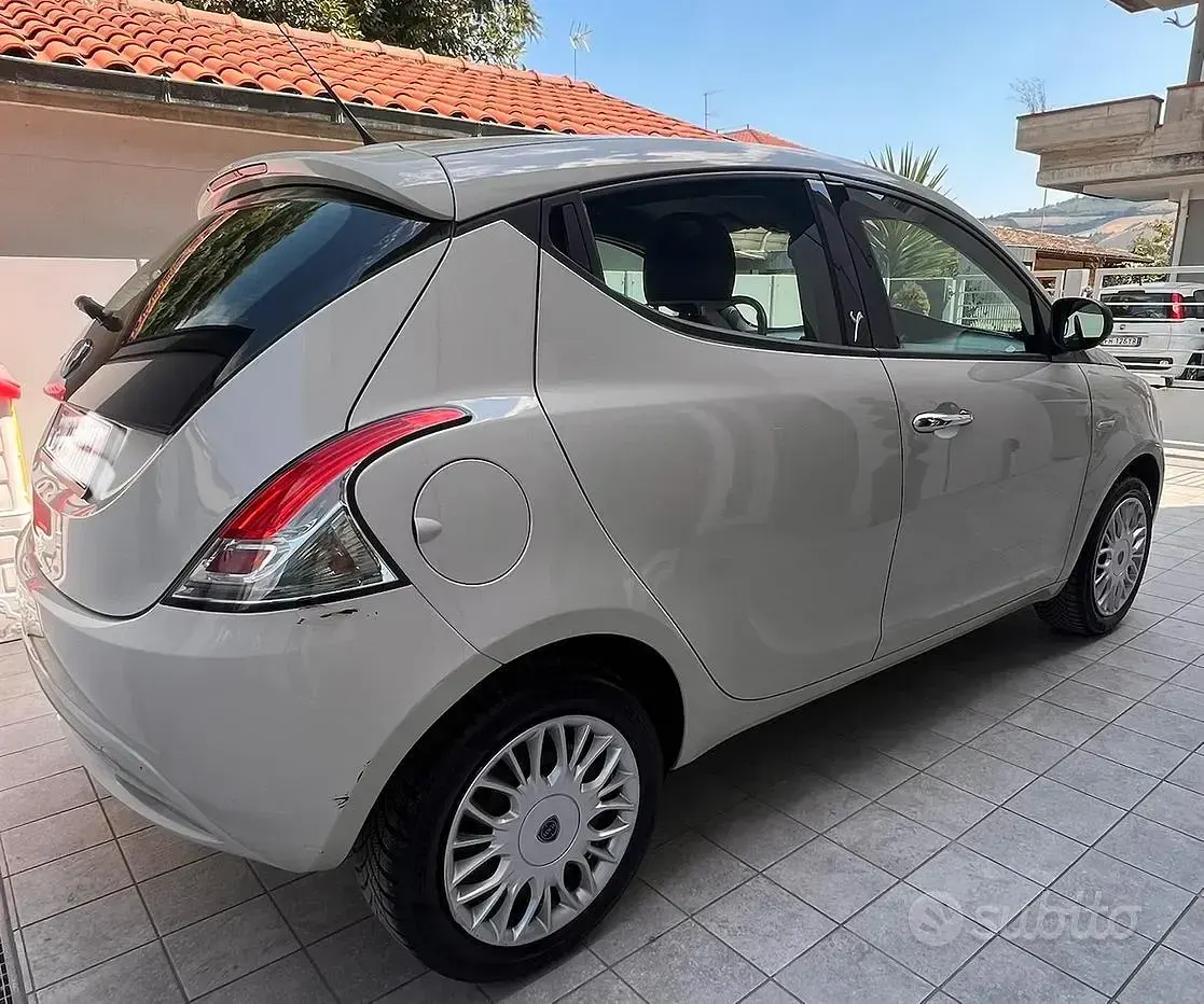 Usata Lancia Ypsilon 69 CV (50 kW) 2015 Utilitaria