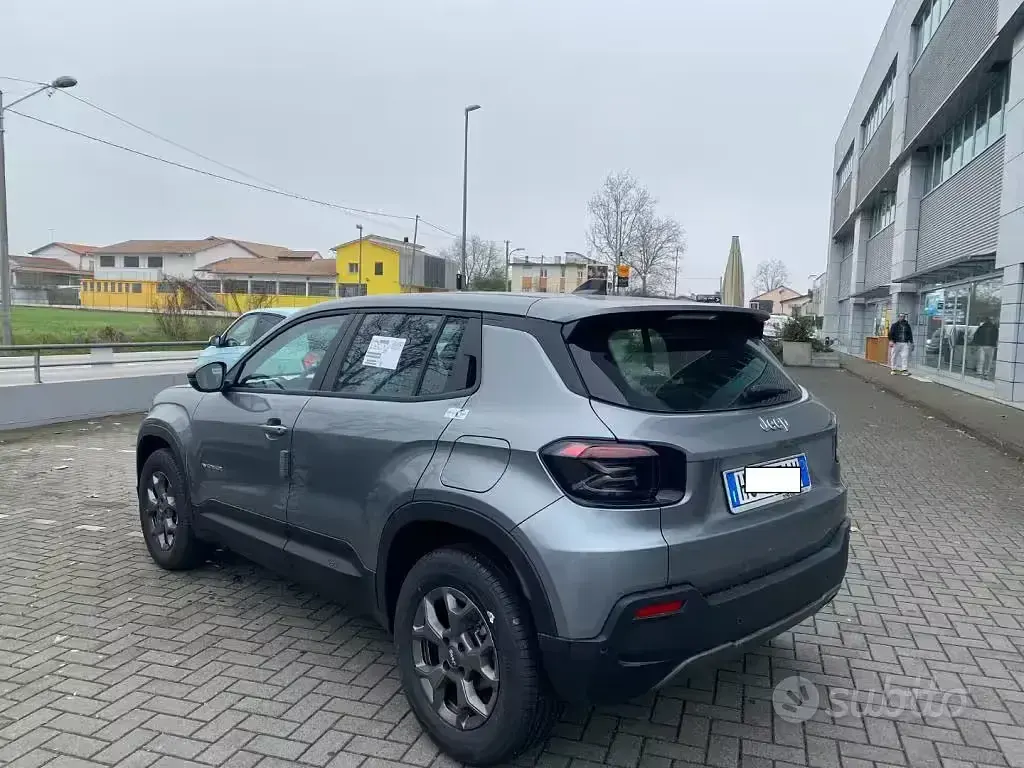 Nuova Jeep Avenger Longitude 101 CV (74 kW) 2026 Grigio SUV