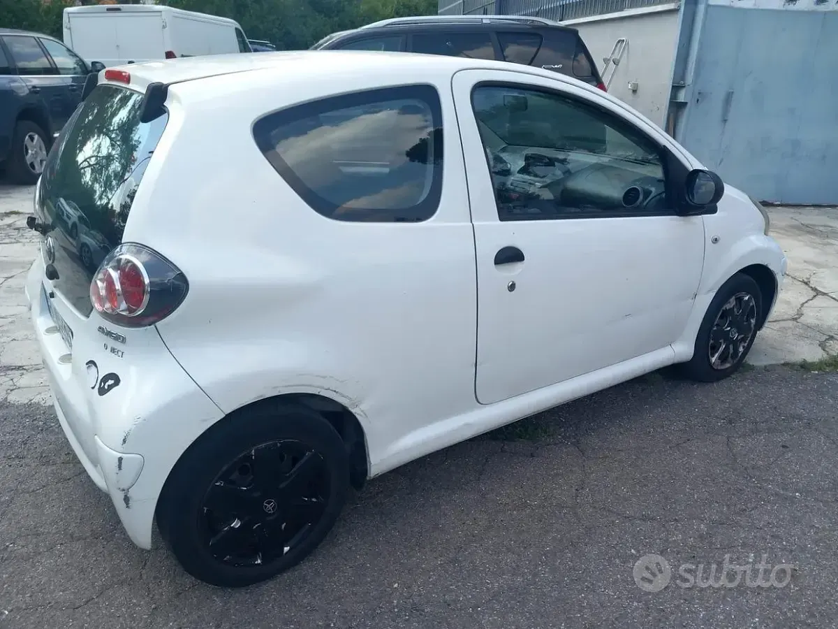 Usata Toyota Aygo 68 CV (50 kW) 2011 Bianco Utilitaria
