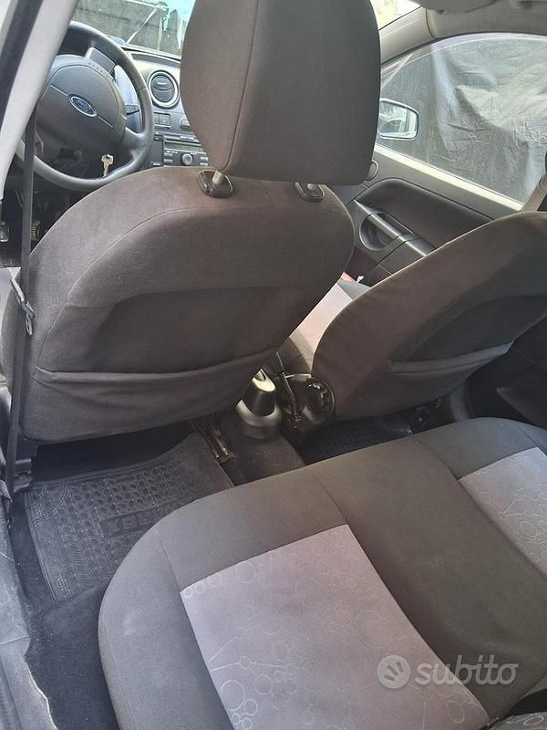 Usata Ford Fiesta 80 CV (58 kW) 2007 Grigio Utilitaria