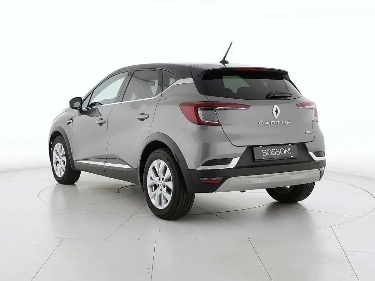 Usata Renault Captur Intens 143 CV (105 kW) 2021 Grigio SUV