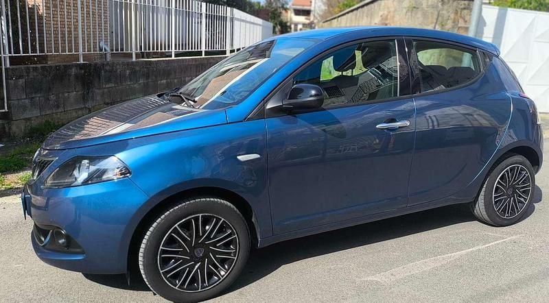 Usata Lancia Ypsilon Gold 69 CV (50 kW) 2022 Blu/azzurro Utilitaria