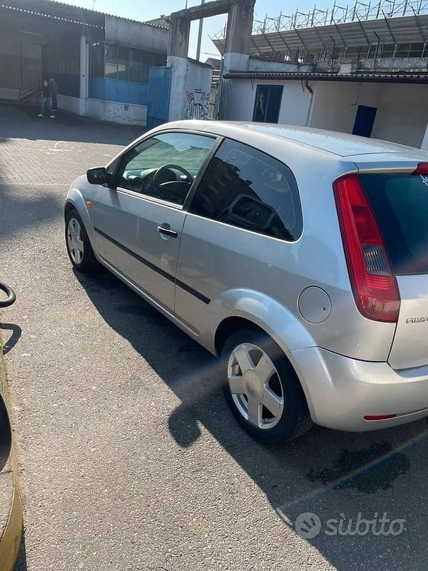 Usata Ford Fiesta 2004 Grigio Utilitaria