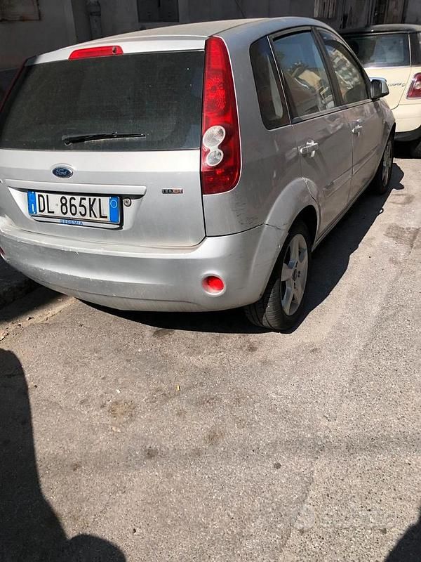 Usata Ford Fiesta 68 CV (50 kW) 2007 Grigio Utilitaria