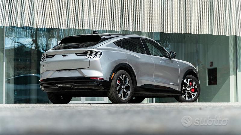 Usata Ford Mustang Mach-E Premium 242 kW (330 CV) 2022 Grigio SUV