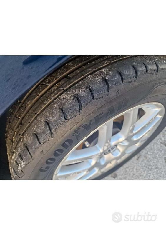 Usata VW New Beetle 105 CV (77 kW) 2004 Blu Utilitaria