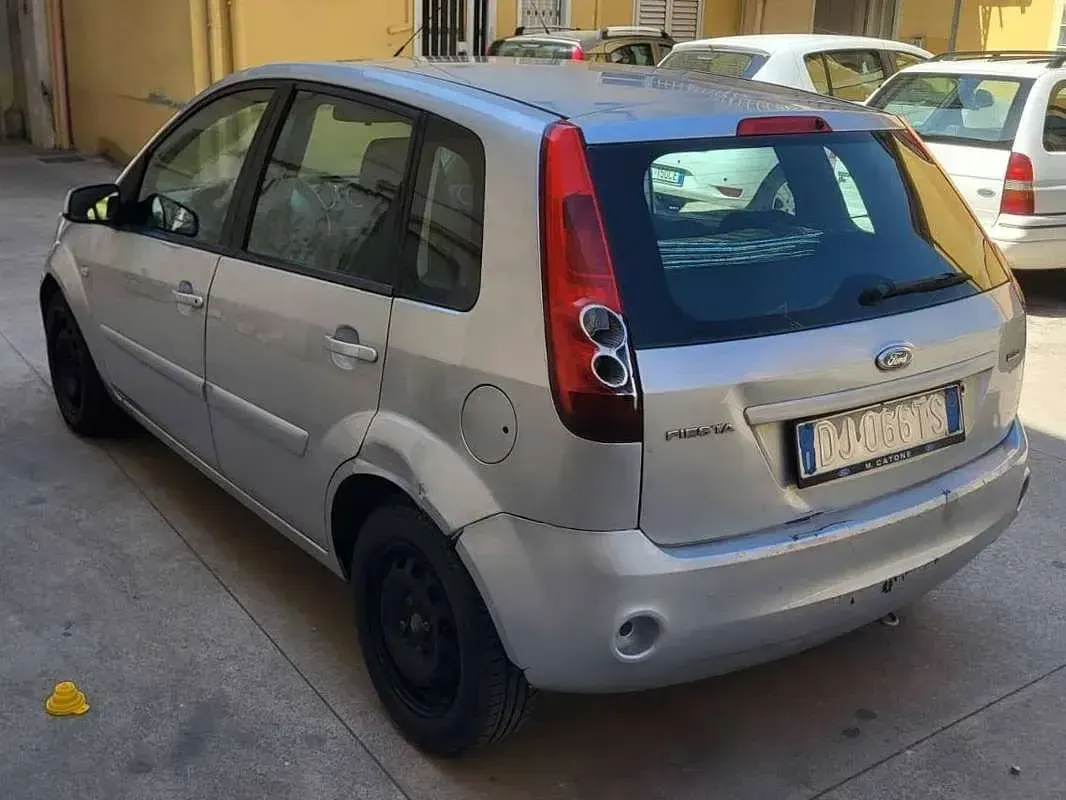 Usata Ford Fiesta Titanium 68 CV (50 kW) 2007 Grigio Utilitaria