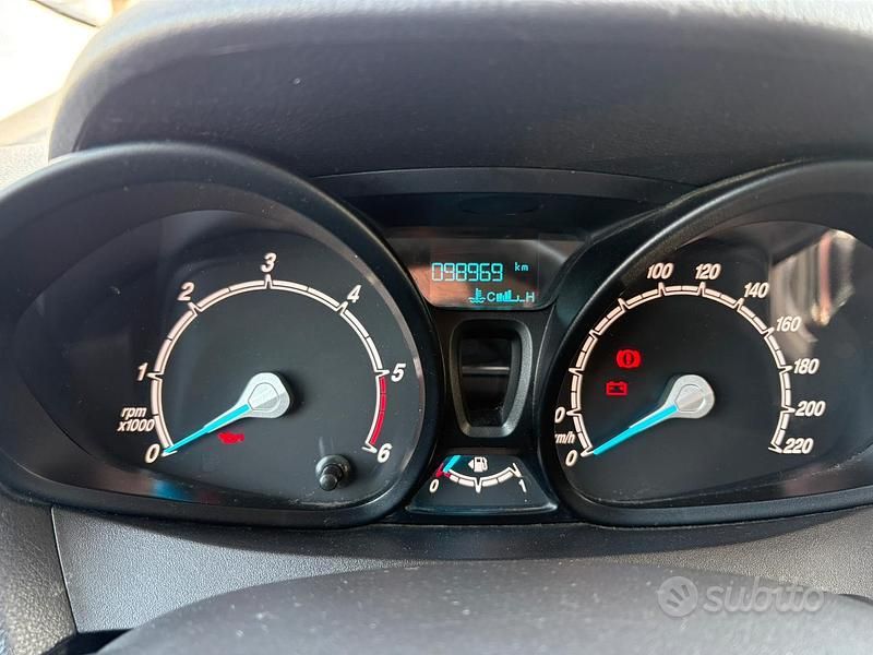 Usata Ford Tourneo Courier 100 CV (73 kW) 2021 Nero Monovolume