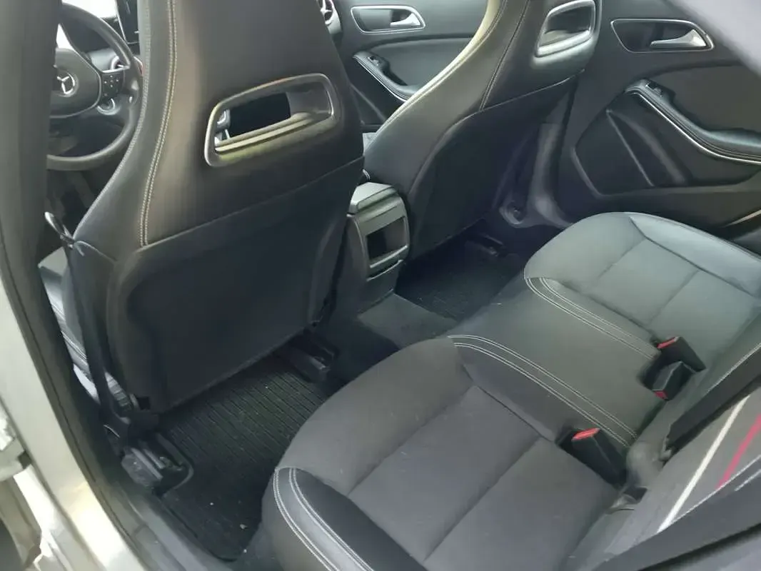 Usata Mercedes A180 109 CV (80 kW) 2014 Argento Utilitaria