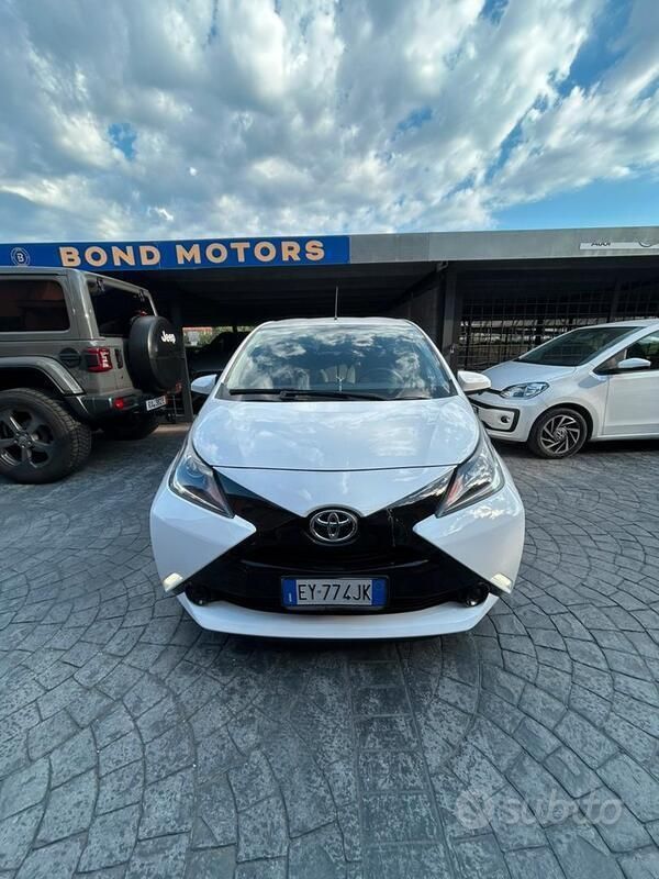 Bianco Usata 2015 Toyota Aygo X-wave Utilitaria | 8990 € (Buon prezzo) - Immagine 1/4